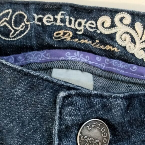 "Refugeā
Premium"āwoman'sĀ jeanā
shorts - Picture 5 of 9
